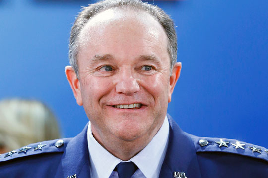 Командующий силами НАТО в Европе решил возобновить контакты с главой Генштаба России