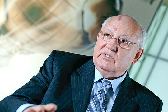 Горбачев не исключил перерастания холодной войны в «горячую»