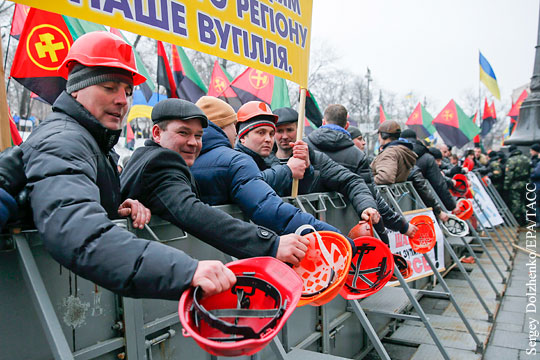 На митинге в Киеве началась потасовка между шахтерами и охраной
