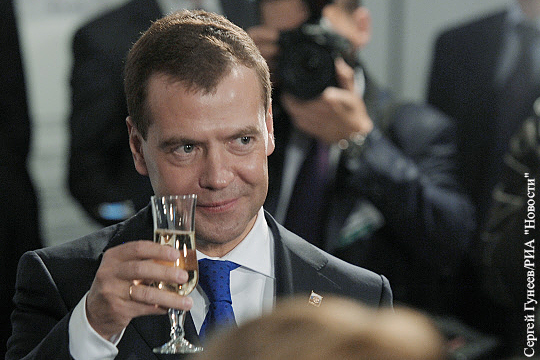 Медведев подписал постановление о госрегулировании цен на алкоголь