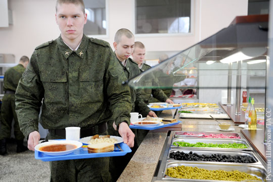 Российским военным решили ежедневно выдавать леденцы