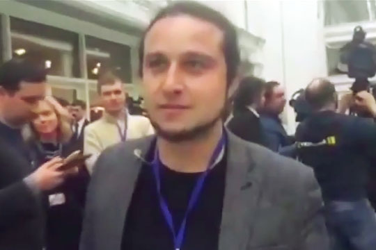 Корреспондент LifeNews гавкнул на украинских журналисток в Минске
