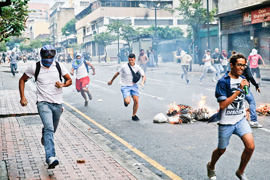 Столкновения оппозиции с полицией и армией произошли в Венесуэле