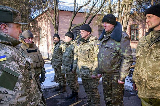 Порошенко присвоил полковнику звание Героя Украины за вывод силовиков из-под Дебальцево