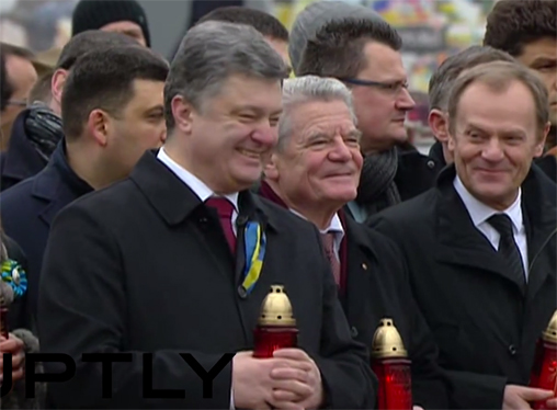 Пользователи соцсетей возмутились смехом Порошенко на памятных мероприятиях в Киеве