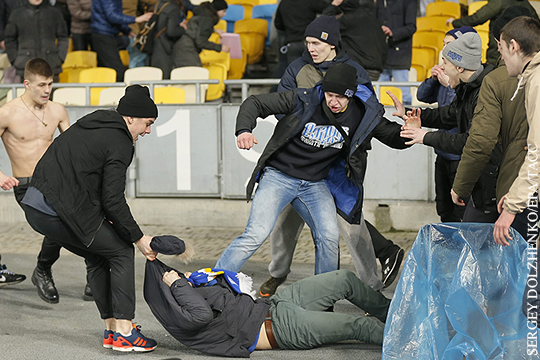 В киевском «Динамо» агрессию фанатов объяснили схожестью флагов России и Франции