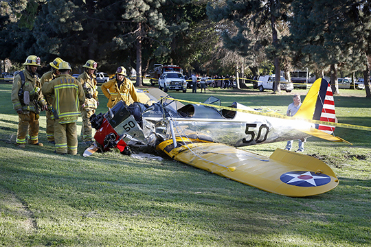 Самолет Харрисона Форда упал на поле для гольфа в США