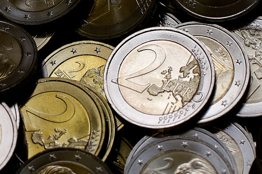 Официальный курс евро снизился на 2,21 рубля
