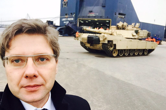 Мэр Риги сделал селфи с американским танком в латвийском порту