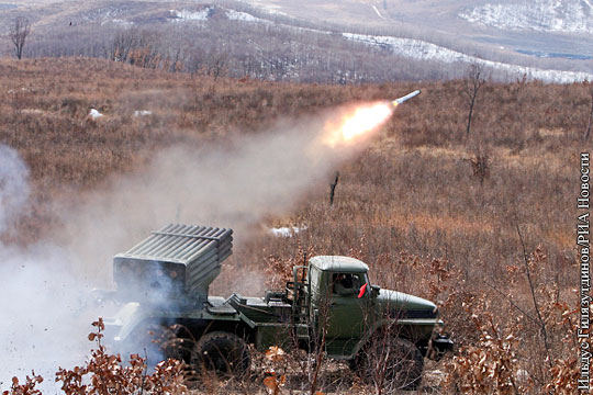 Российские артиллеристы на учениях в Армении отрабатывают стрельбу из «Градов»