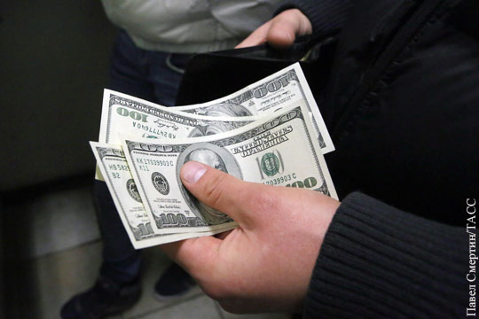 Курс доллара упал ниже 61 рубля