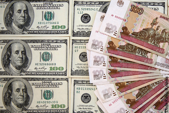 Средневзвешенный курс доллара снизился на 1,52 рубля