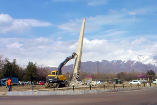 Памятник героям ВОВ снесли в Узбекистане