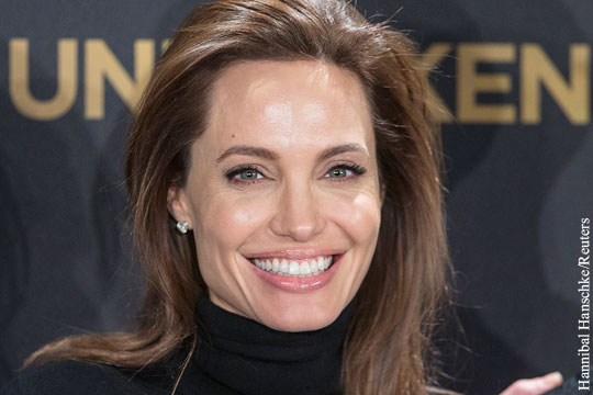 Анджелине Джоли удалили яичники из-за риска заболевания раком