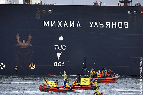 Активисты Гринписа атаковали российский танкер в порту Гамбурга