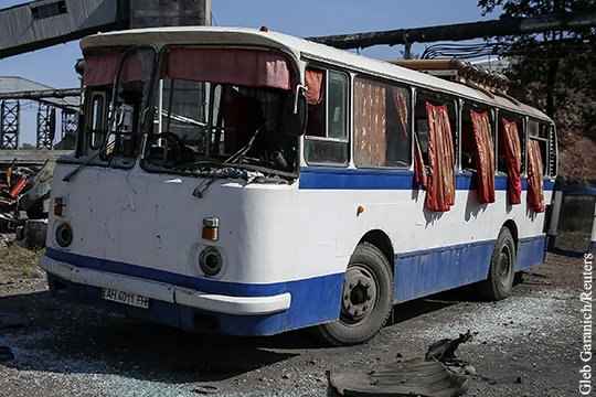 Автобус подорвался на мине в Донбассе