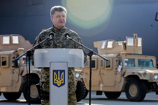 Порошенко: Киев устанавливает на военную технику США высокоточное оружие