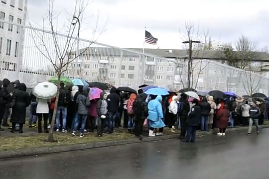 У посольства США в Киеве прошел митинг под лозунгом «Мы не скоты!» (видео)