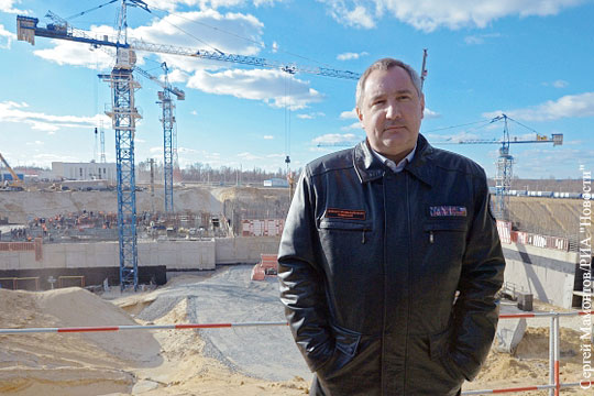 Рогозин уговорил бастовавших на Восточном рабочих продолжить строительство
