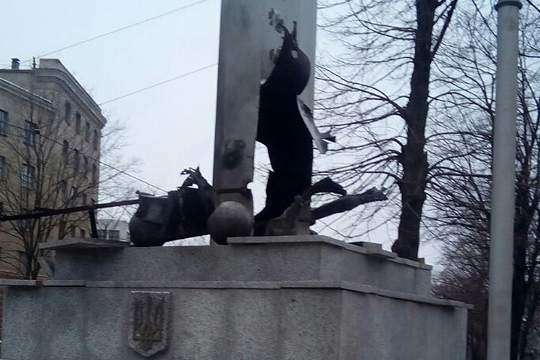 Стелу с украинским флагом взорвали в Харькове
