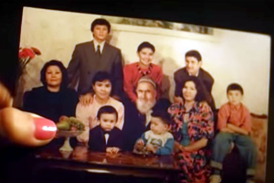 Украинский создатель сериала выдал фото семьи Назарбаева за снимок родни таджикского дворника