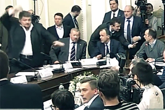 Депутат Рады от партии Ляшко бросил в коллегу бутылку с водой
