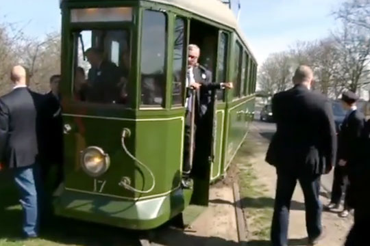Ретро-трамвай с президентом Польши сошел с рельсов