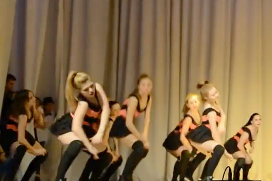 Двусмысленное видео с детского концерта в Оренбурге породило бурное обсуждение в Сети