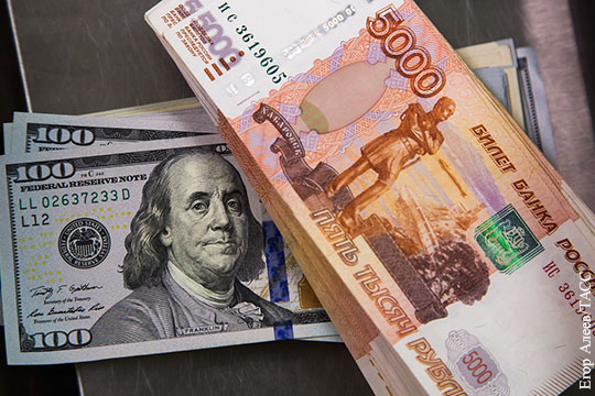 Евро упал ниже 53 рублей, доллар – ниже 50