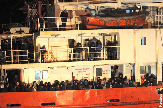 СМИ: В Средиземном море затонуло судно с 700 мигрантами