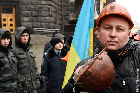 Шахтеры в Киеве прорвали первый кордон охраны у администрации президента Украины