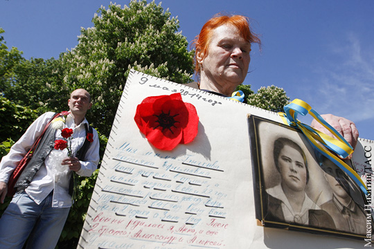 Яценюк: Символ Победы на Украине – красный мак, а не георгиевская лента