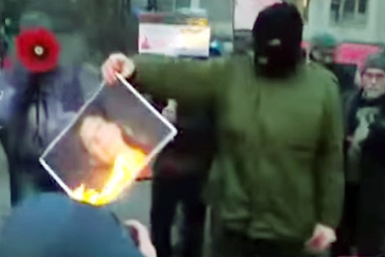 У посольства США в Киеве сожгли изображение Нуланд