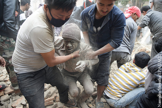 Под обломками рухнувшей в Катманду башни могут находиться 400 человек