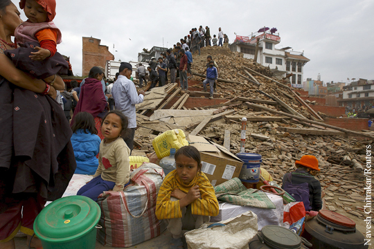 Число жертв землетрясения в Непале достигло 876 человек