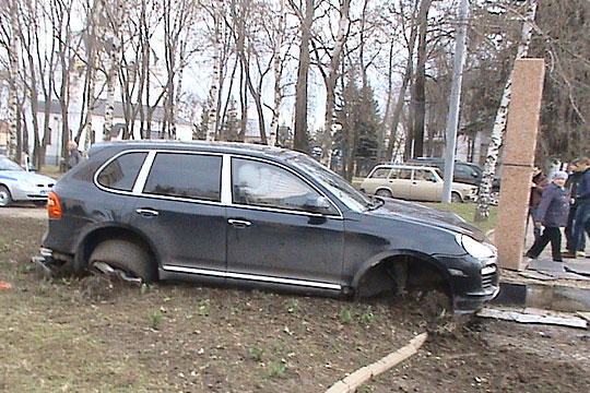 Водитель на Porsche Cayenne во Владимире врезался в стелу Победы