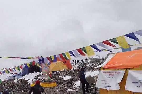 Альпинисты на Эвересте сняли момент схода лавины (видео)