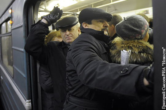 Пассажир метро ранен из-за инцидента с дверями поезда
