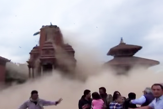 Турист снял разрушение древних храмов при землетрясении в Непале (видео)