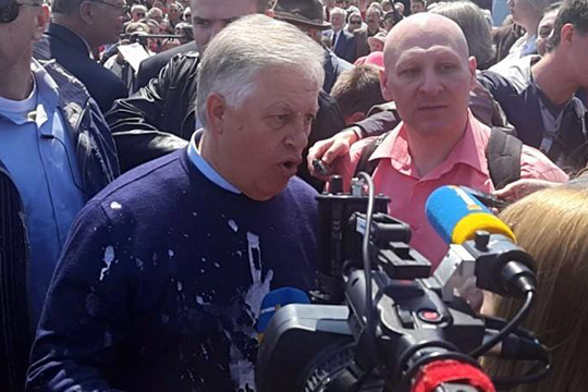 Лидера Компартии Украины на митинге в Киеве облили кефиром