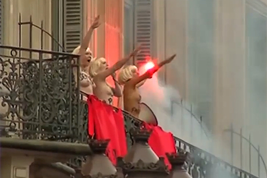 Полуголые активистки Femen прервали выступление Марин Ле Пен