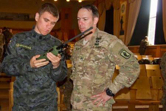 Посол США показал фото обучения украинских солдат пользованию рациями