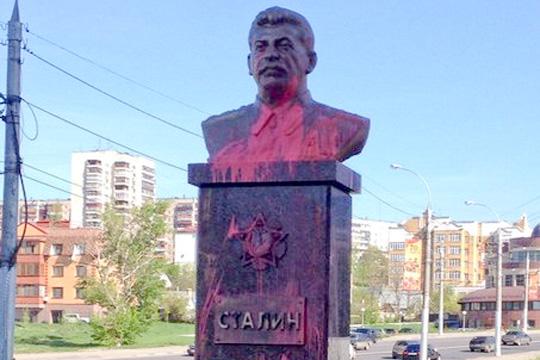 Недавно установленный бюст Сталина облили розовой краской в Липецке