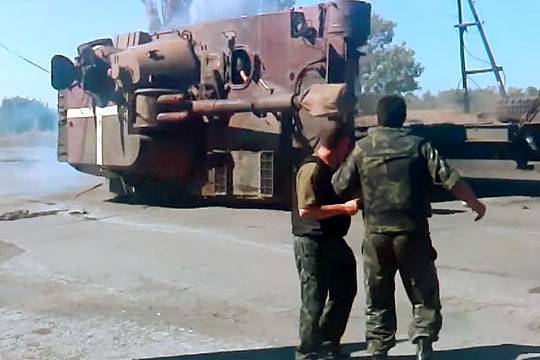 В Сети появилось видео неудачной погрузки украинской самоходной установки на трал