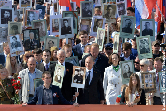 Путин возглавил шествие «Бессмертного полка» (прямая трансляция)