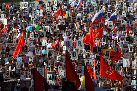 В шествии «Бессмертного полка» в Москве приняли участие более 300 тыс. человек