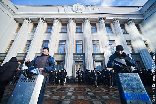 Митингующие в Киеве объявили бессрочную акцию протеста
