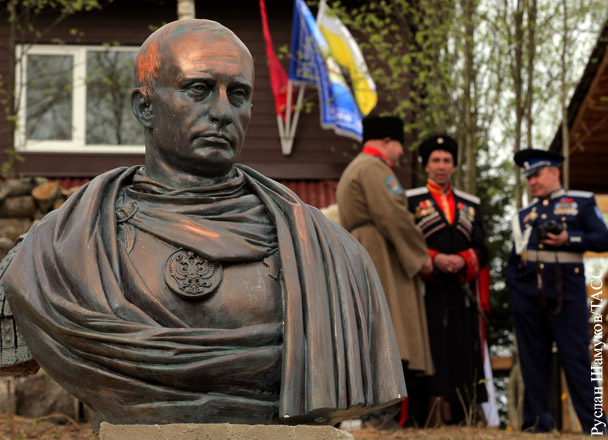 Под Петербургом казаки открыли памятник Путину