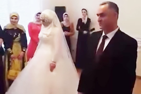 Проводившая свадьбу журналистка объяснила грусть невесты чеченскими обычаями