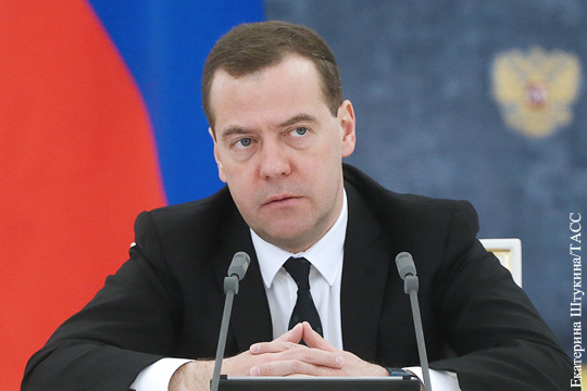 Медведев: Российские банки будут добиваться выплат от украинских компаний в судах
